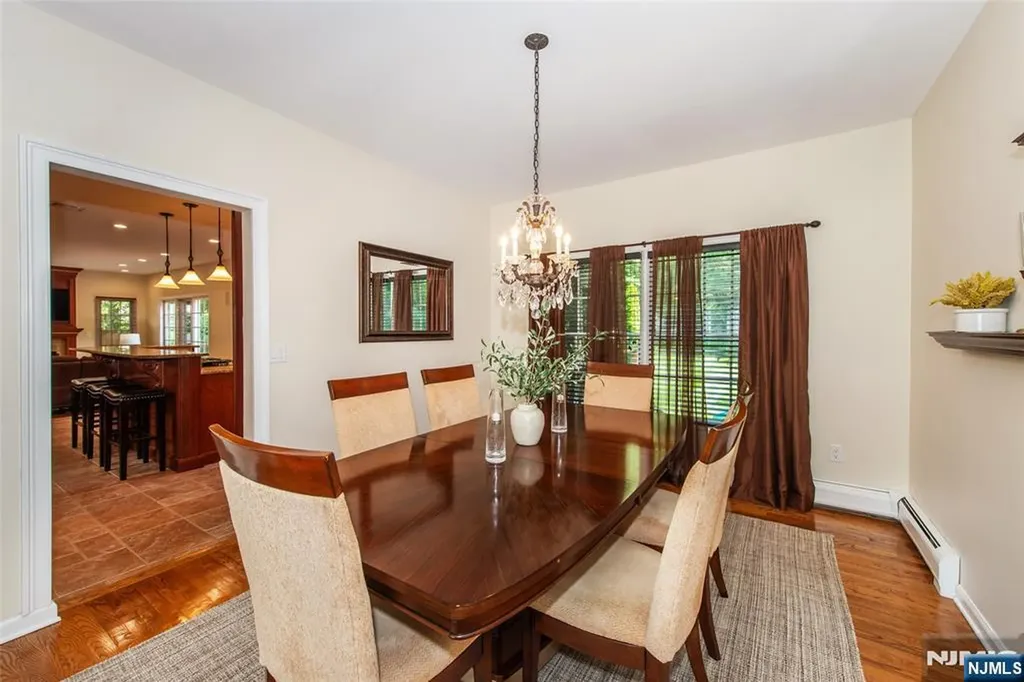 6 Anna Rose Court Bloomingdale NJ 07403