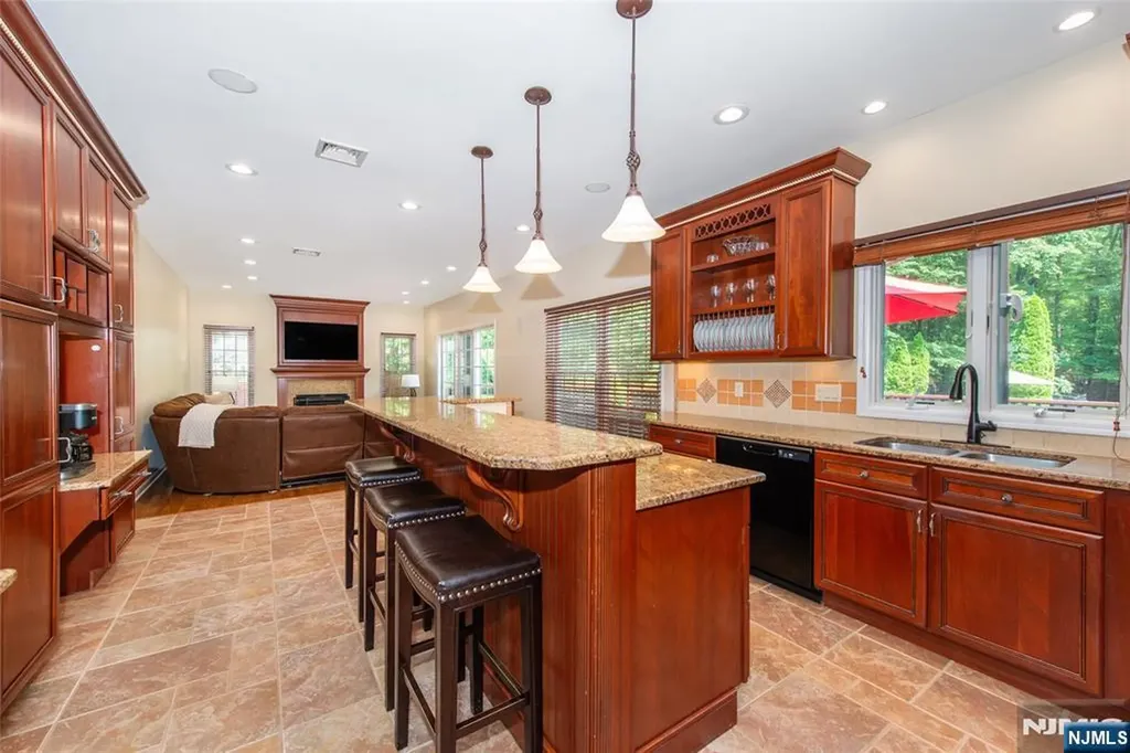 6 Anna Rose Court Bloomingdale NJ 07403