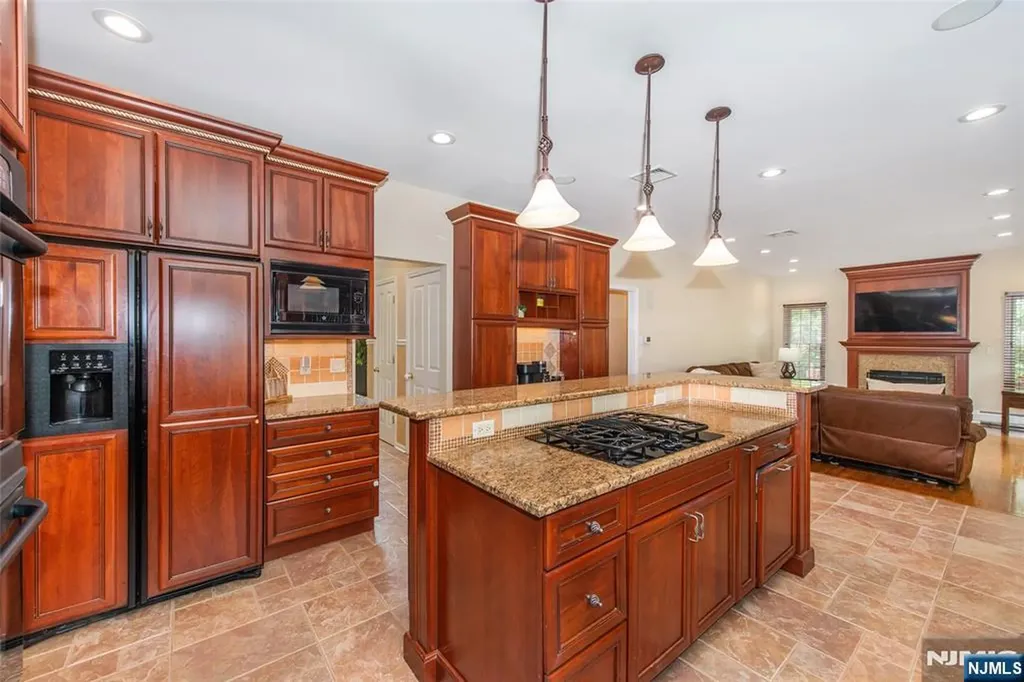 6 Anna Rose Court Bloomingdale NJ 07403