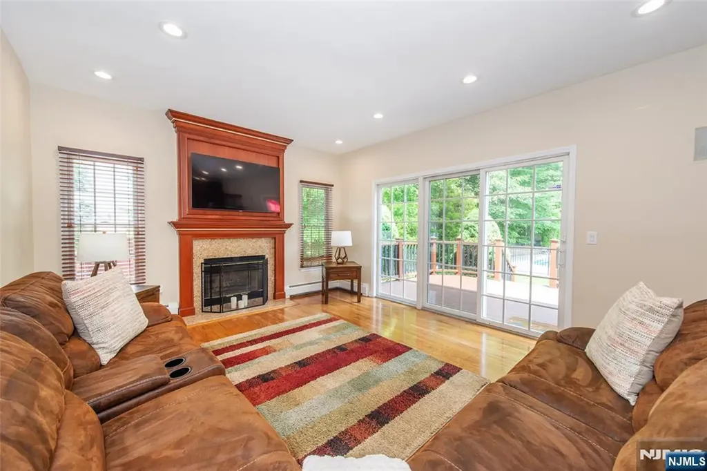 6 Anna Rose Court Bloomingdale NJ 07403