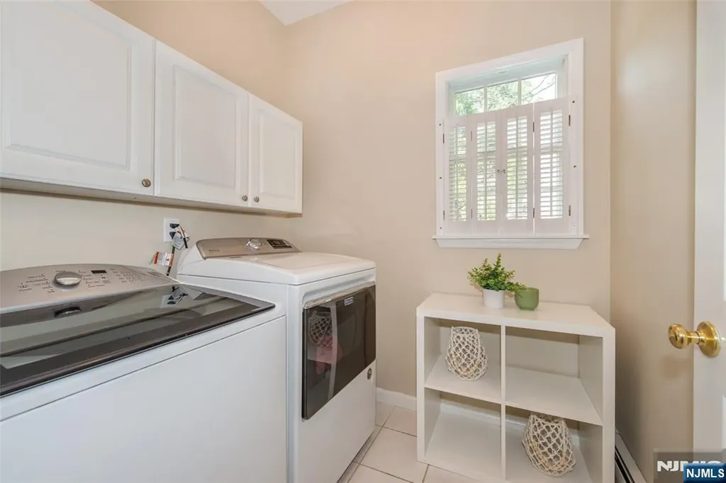 6 Anna Rose Court Bloomingdale NJ 07403