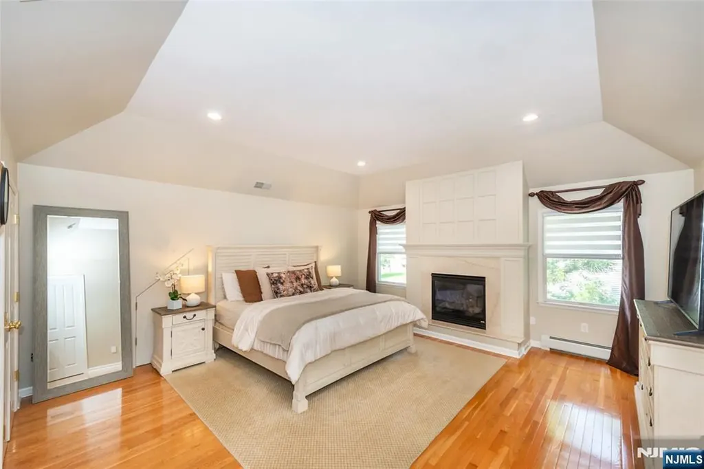 6 Anna Rose Court Bloomingdale NJ 07403