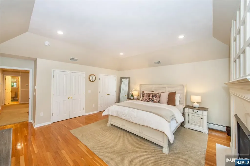 6 Anna Rose Court Bloomingdale NJ 07403