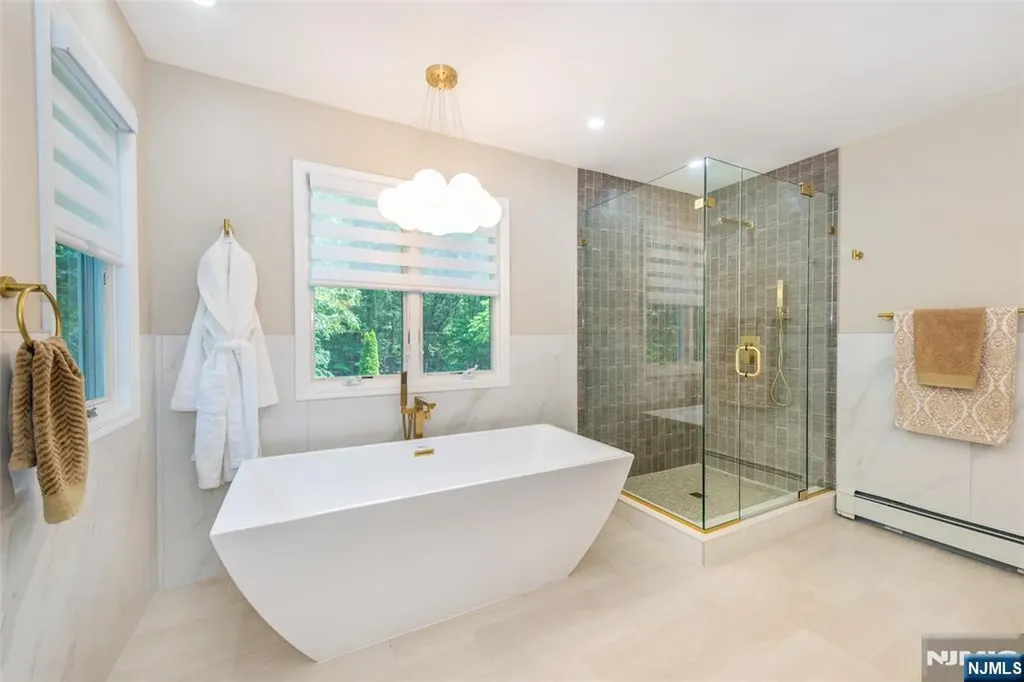 6 Anna Rose Court Bloomingdale NJ 07403