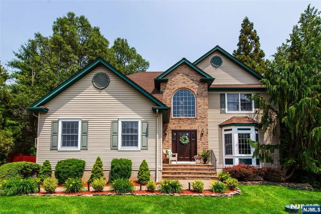 6 Anna Rose Court Bloomingdale NJ 07403