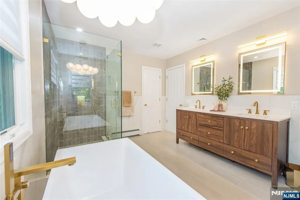 6 Anna Rose Court Bloomingdale NJ 07403