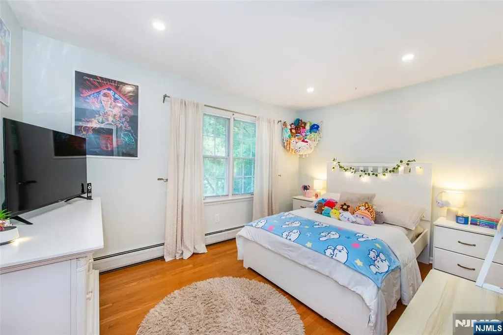 6 Anna Rose Court Bloomingdale NJ 07403