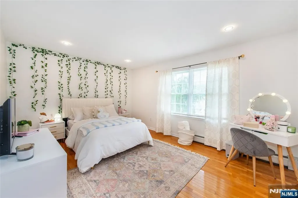 6 Anna Rose Court Bloomingdale NJ 07403