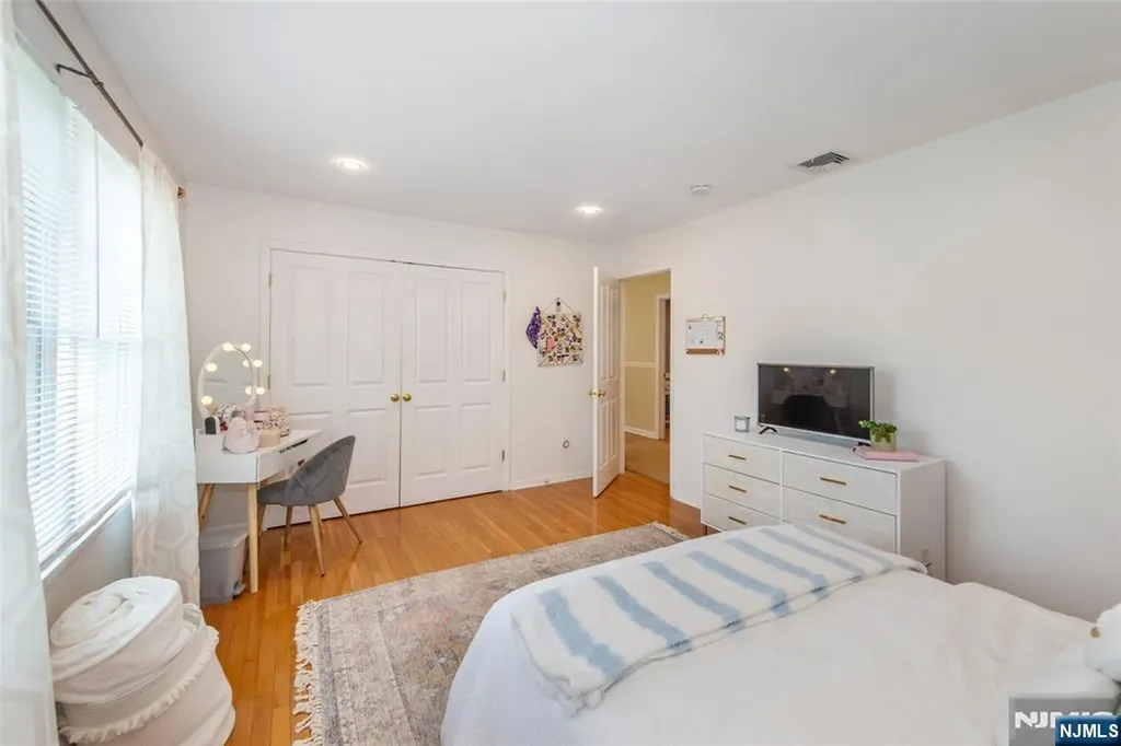 6 Anna Rose Court Bloomingdale NJ 07403