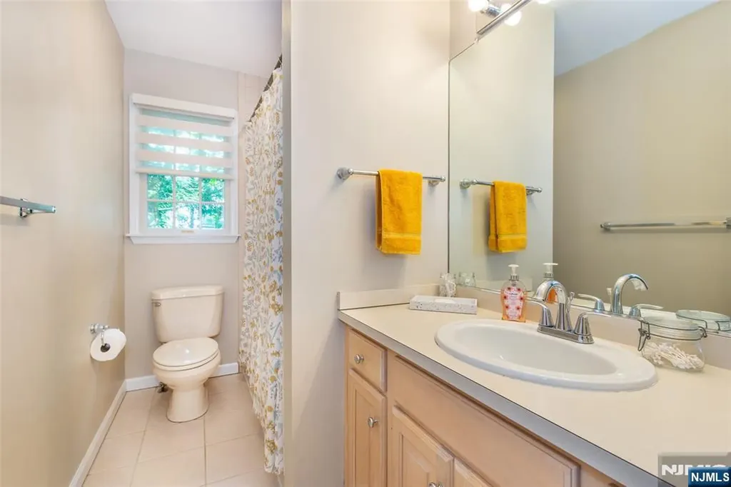 6 Anna Rose Court Bloomingdale NJ 07403