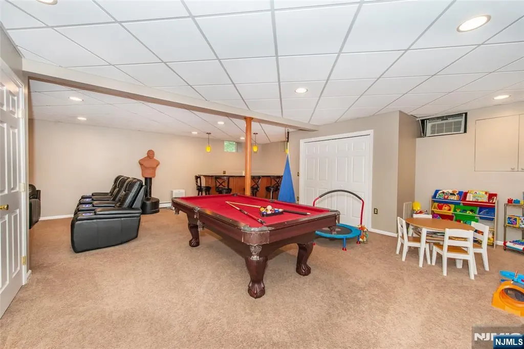 6 Anna Rose Court Bloomingdale NJ 07403