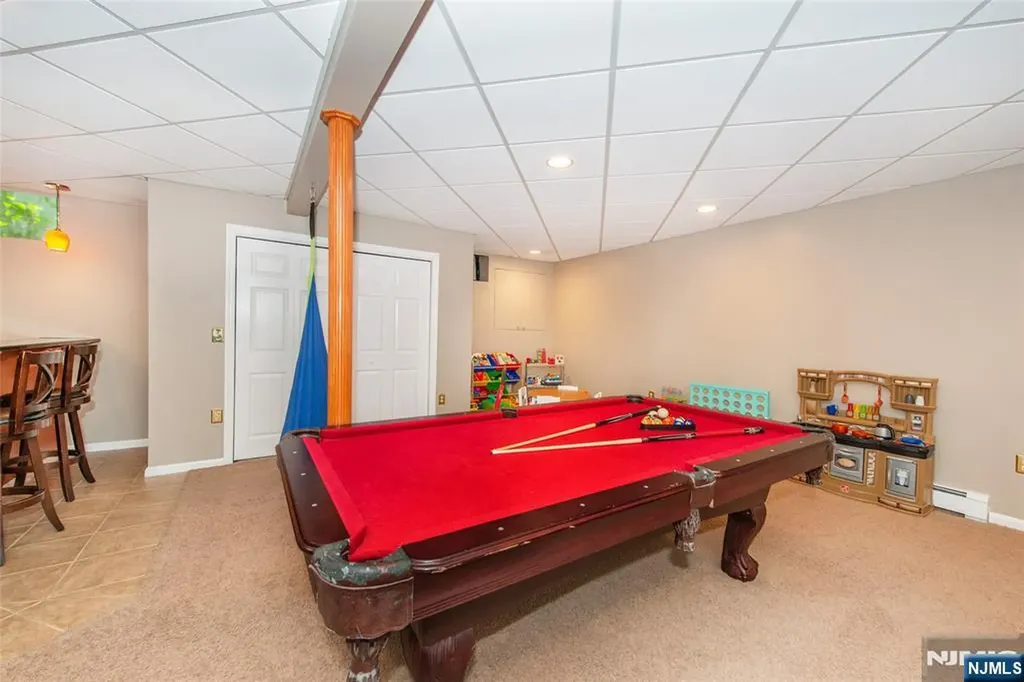 6 Anna Rose Court Bloomingdale NJ 07403