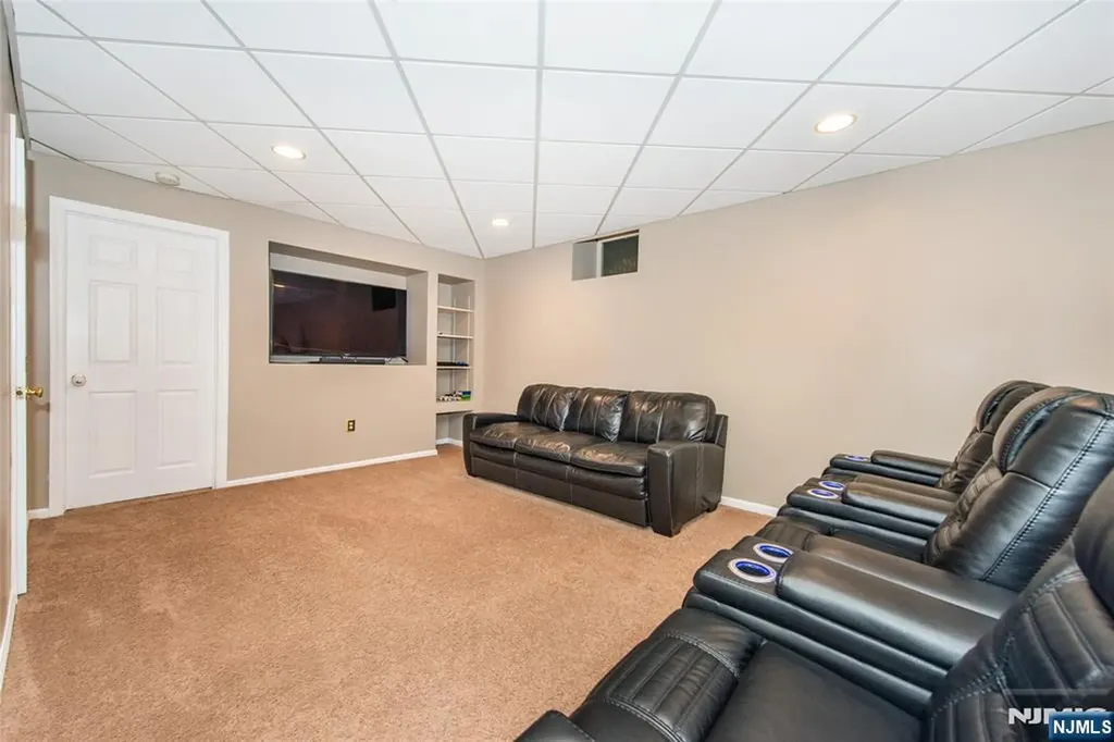 6 Anna Rose Court Bloomingdale NJ 07403