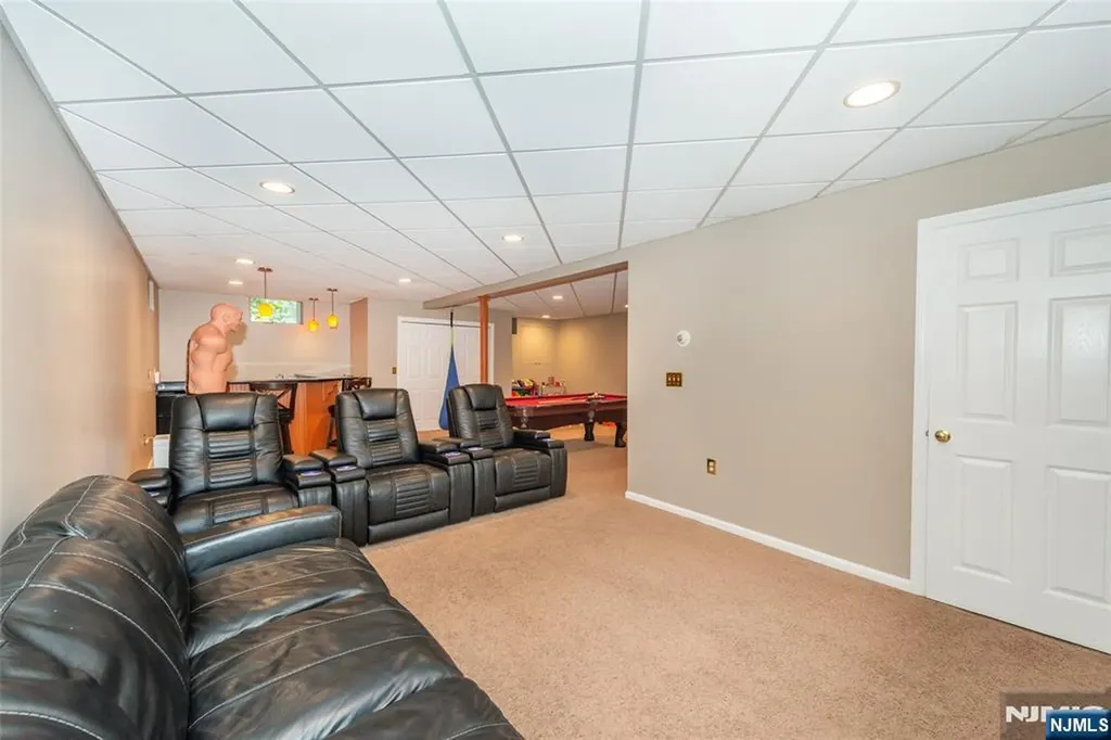 6 Anna Rose Court Bloomingdale NJ 07403