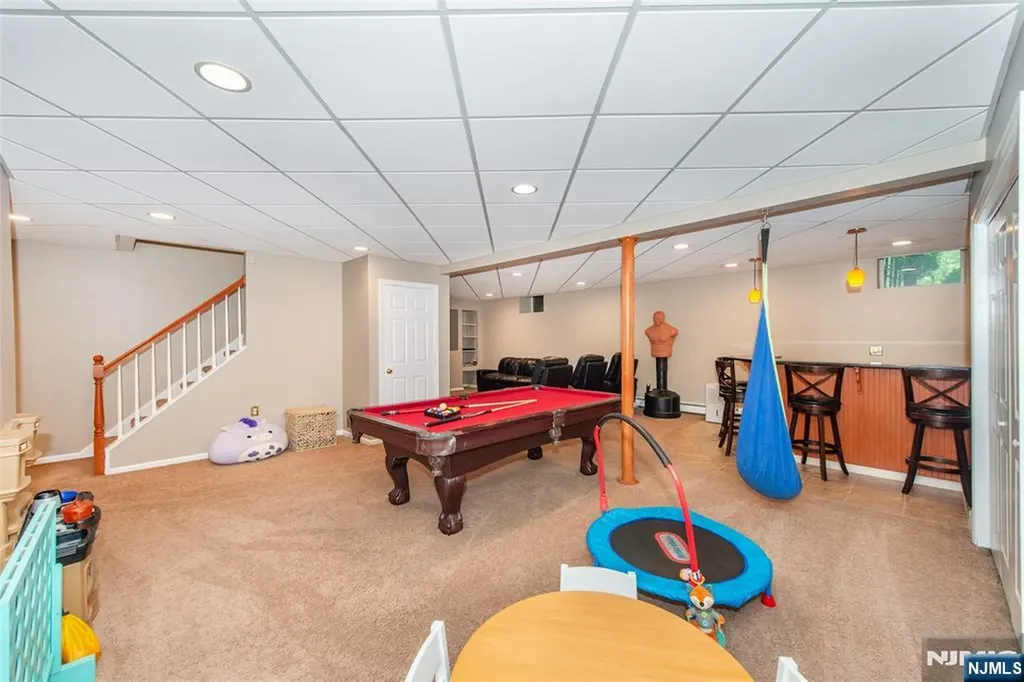 6 Anna Rose Court Bloomingdale NJ 07403