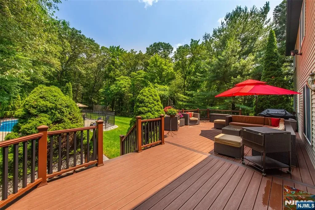 6 Anna Rose Court Bloomingdale NJ 07403