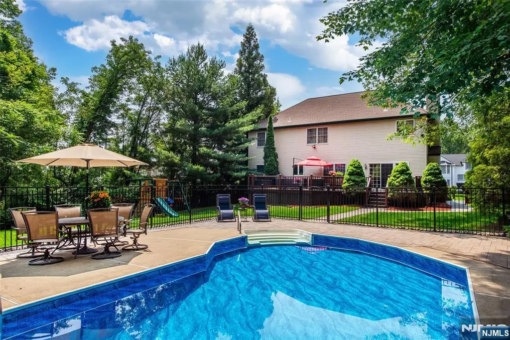 6 Anna Rose Court Bloomingdale NJ 07403