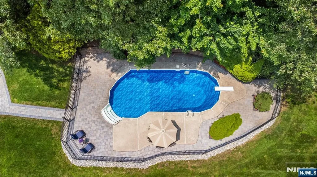 6 Anna Rose Court Bloomingdale NJ 07403