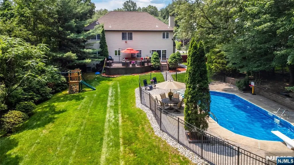 6 Anna Rose Court Bloomingdale NJ 07403