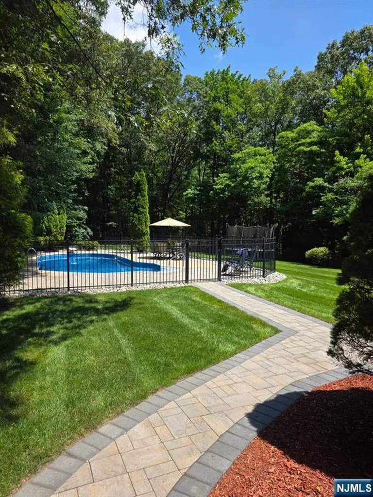 6 Anna Rose Court Bloomingdale NJ 07403