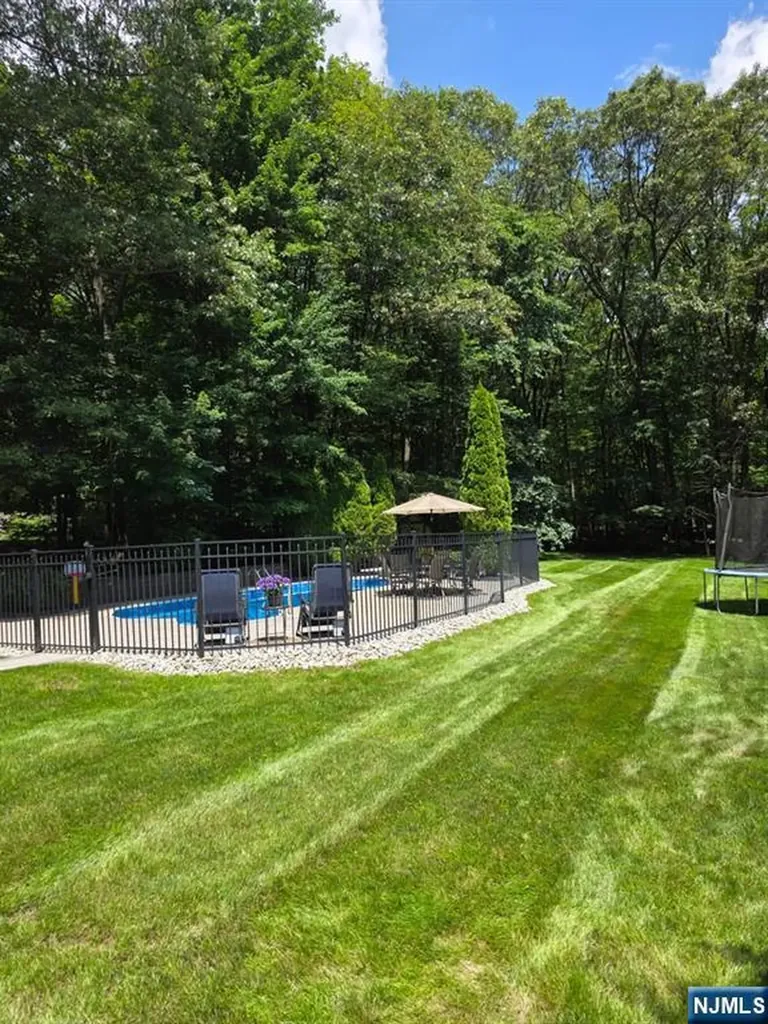 6 Anna Rose Court Bloomingdale NJ 07403