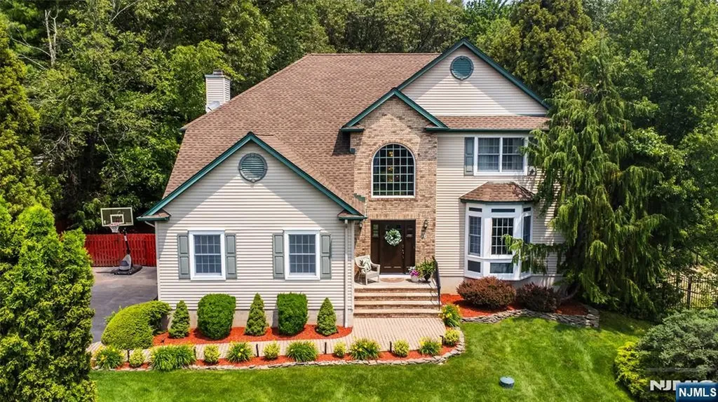 6 Anna Rose Court Bloomingdale NJ 07403