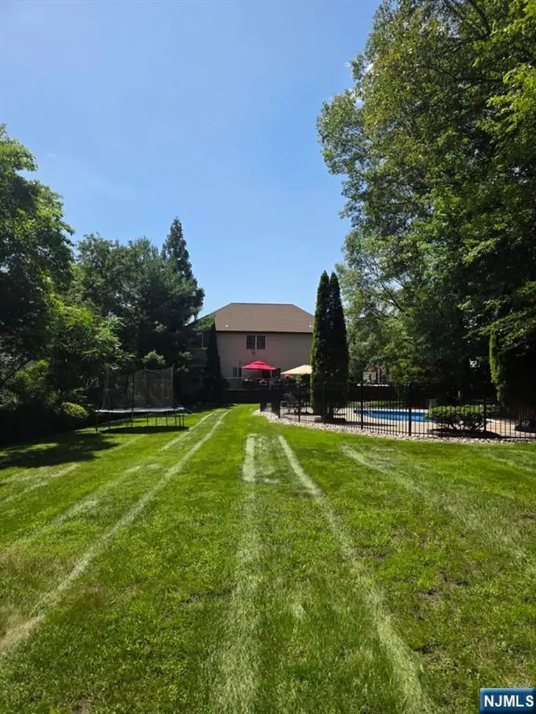 6 Anna Rose Court Bloomingdale NJ 07403