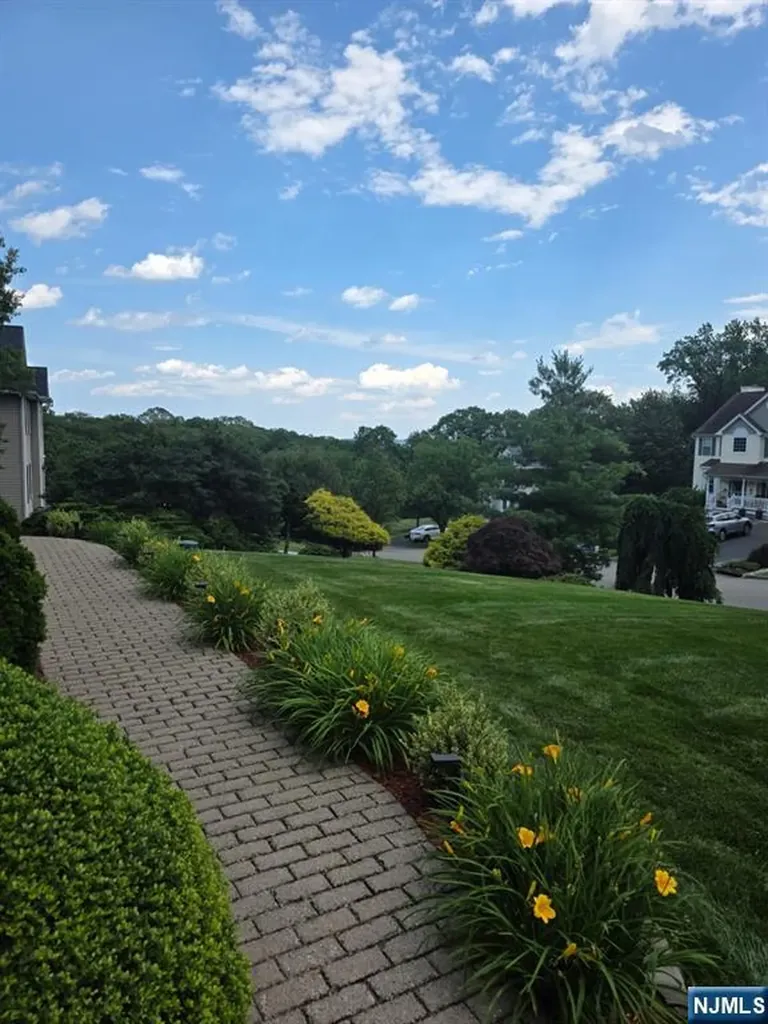 6 Anna Rose Court Bloomingdale NJ 07403