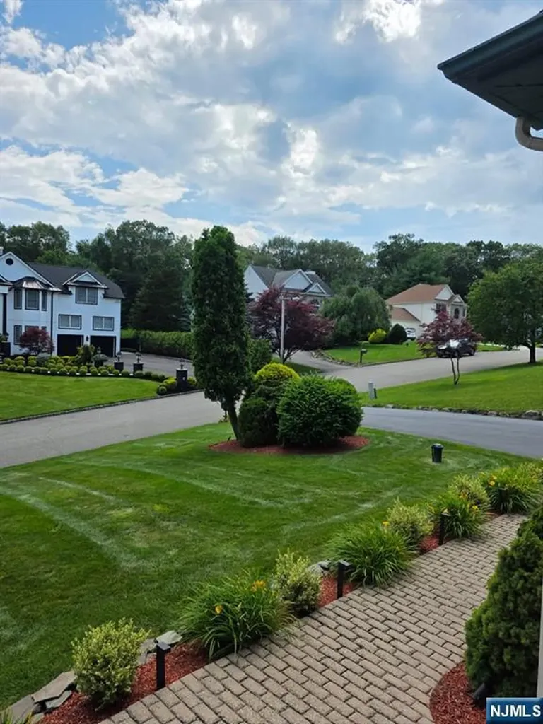 6 Anna Rose Court Bloomingdale NJ 07403