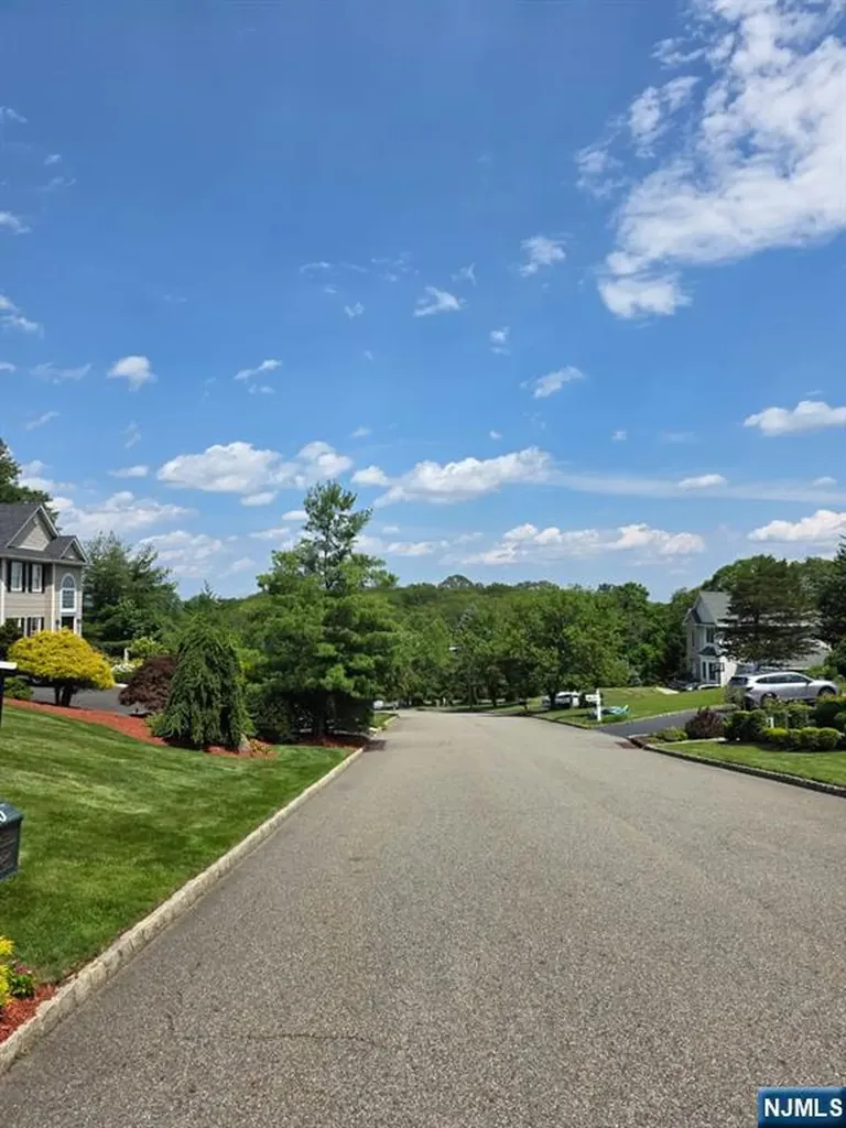 6 Anna Rose Court Bloomingdale NJ 07403