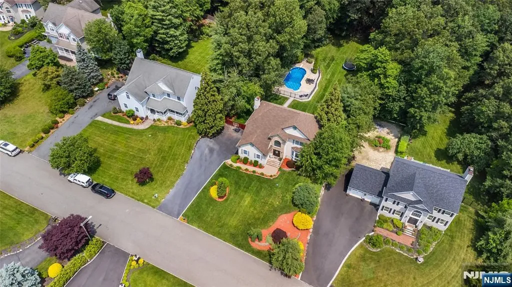 6 Anna Rose Court Bloomingdale NJ 07403