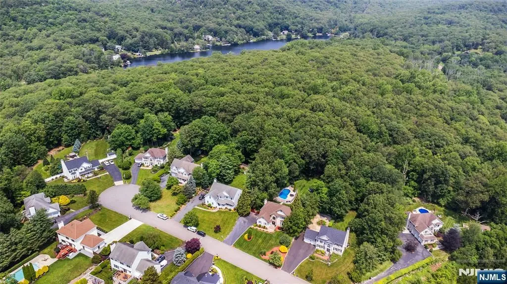 6 Anna Rose Court Bloomingdale NJ 07403