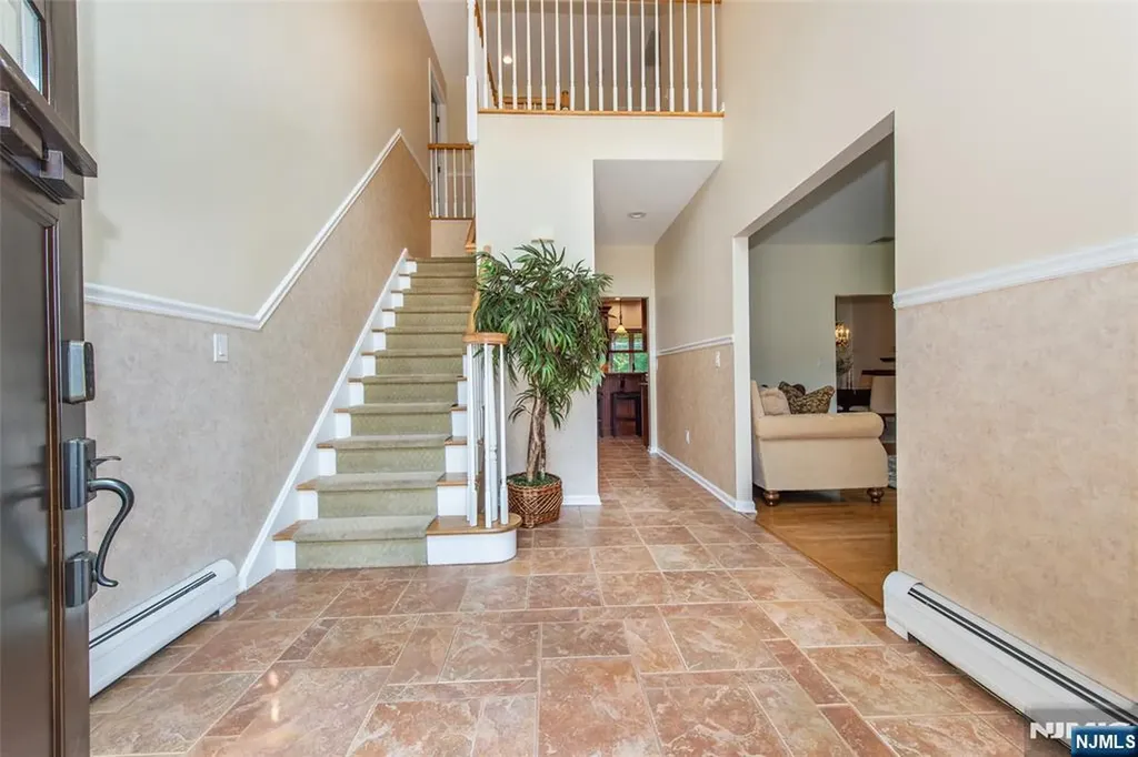 6 Anna Rose Court Bloomingdale NJ 07403