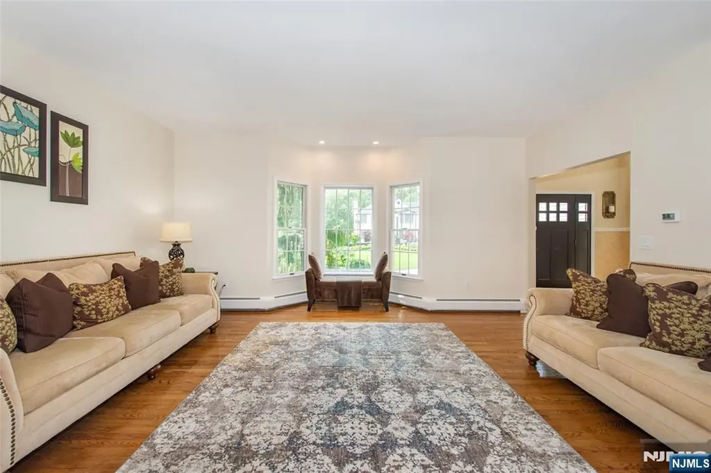 6 Anna Rose Court Bloomingdale NJ 07403