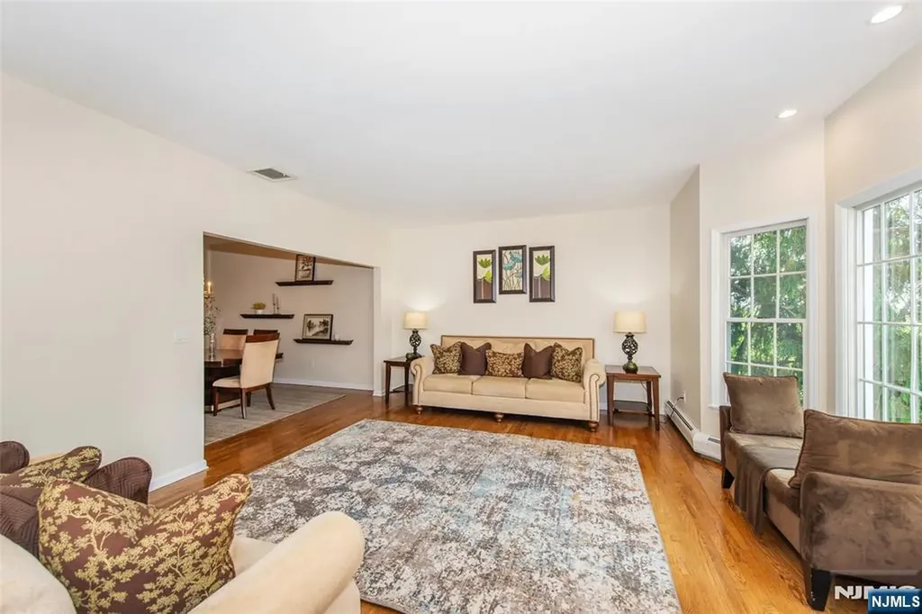 6 Anna Rose Court Bloomingdale NJ 07403