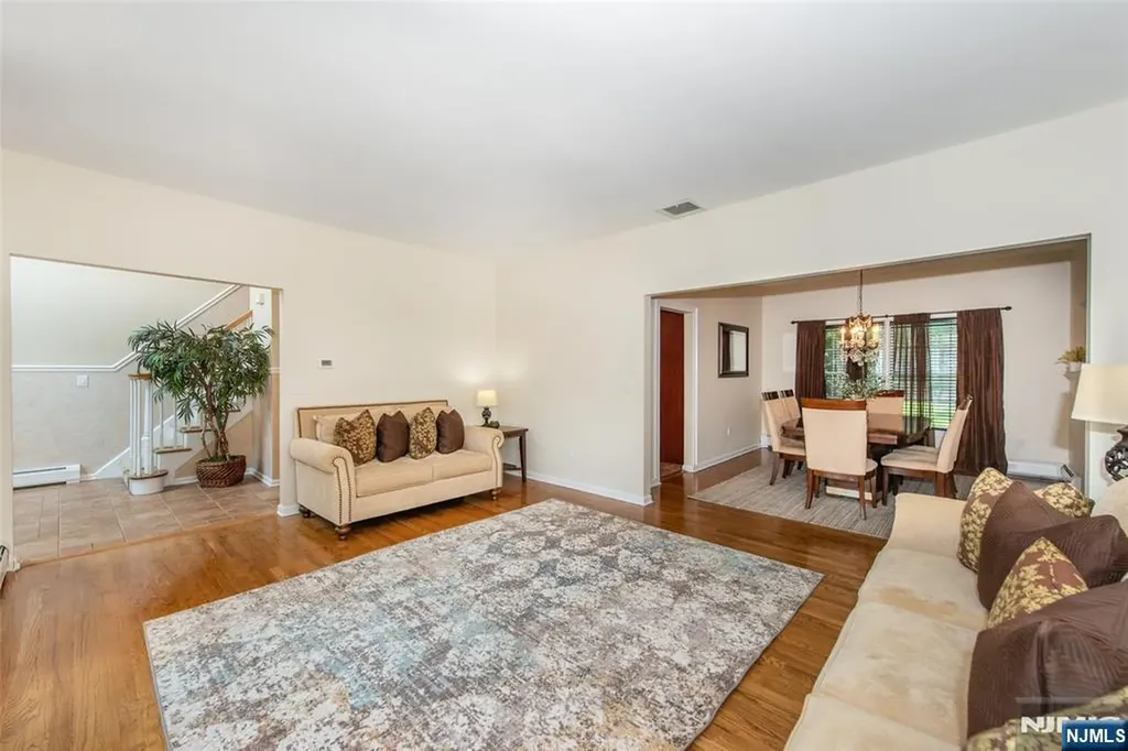 6 Anna Rose Court Bloomingdale NJ 07403