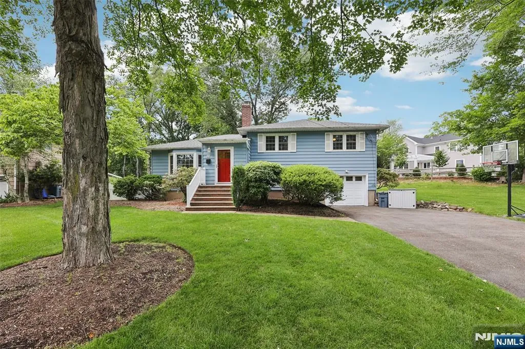 21 Valley Forge Way Ho-ho-kus NJ 07423