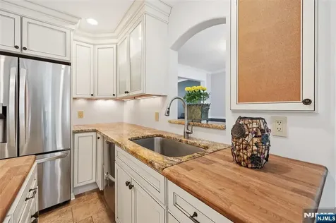 21 Valley Forge Way Ho-ho-kus NJ 07423