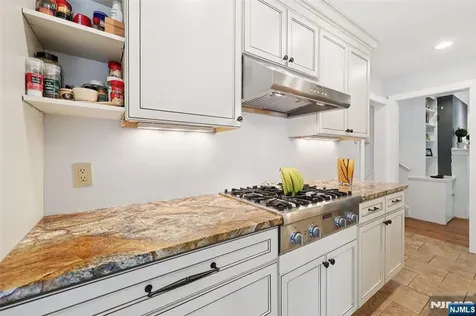 21 Valley Forge Way Ho-ho-kus NJ 07423