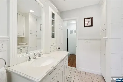 21 Valley Forge Way Ho-ho-kus NJ 07423