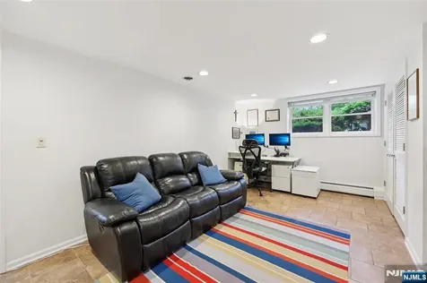 21 Valley Forge Way Ho-ho-kus NJ 07423