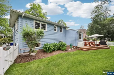 21 Valley Forge Way Ho-ho-kus NJ 07423