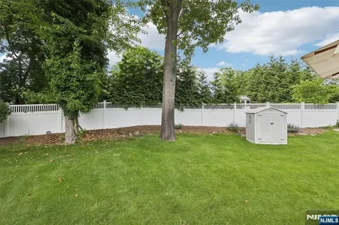 21 Valley Forge Way Ho-ho-kus NJ 07423
