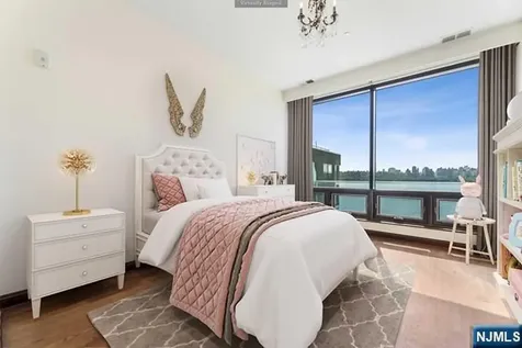 9 Somerset Lane Edgewater NJ 07020