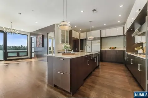 9 Somerset Lane Edgewater NJ 07020