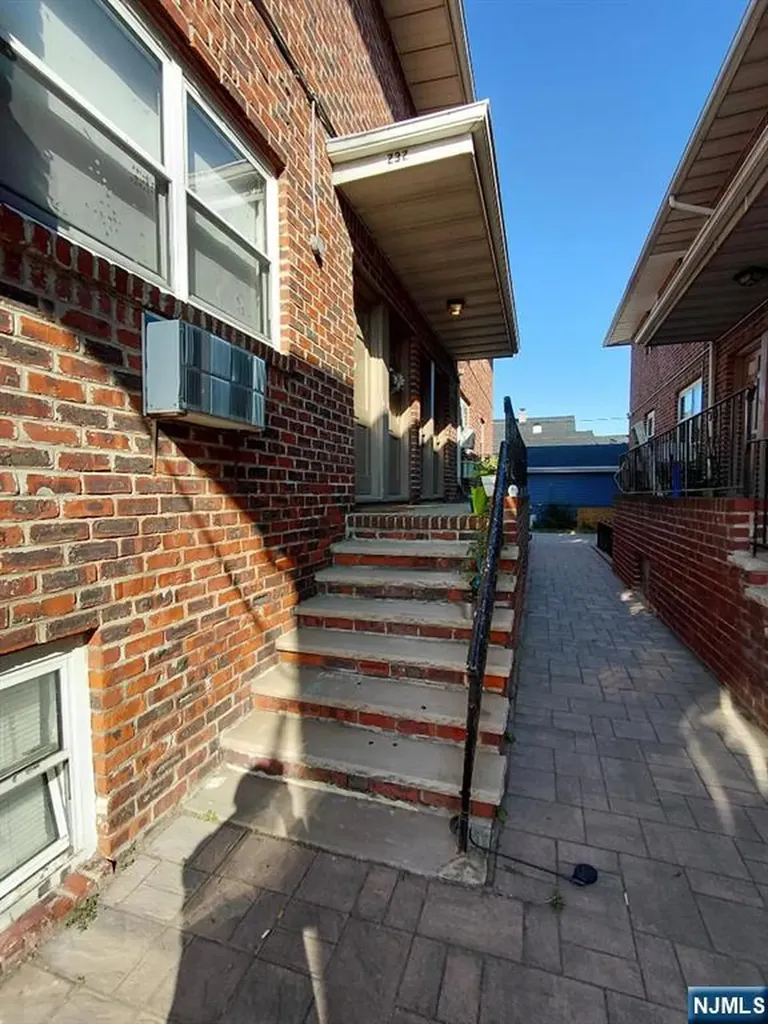 232 Roosevelt Place Lodi NJ 07644
