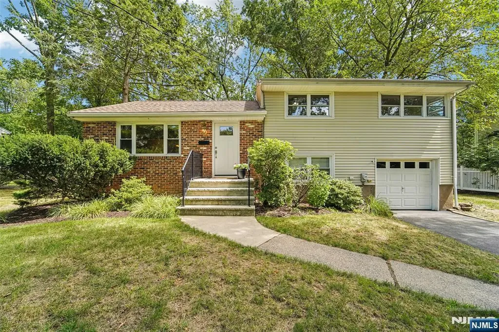 12 Spruce Ho-ho-kus NJ 07423