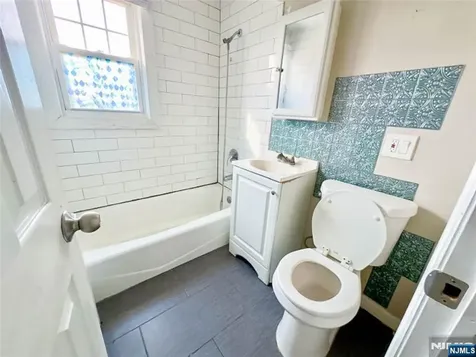 68 17th Avenue Elmwood Park NJ 07407