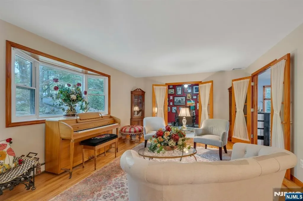 93 E Hillside Drive Bloomingdale NJ 07403