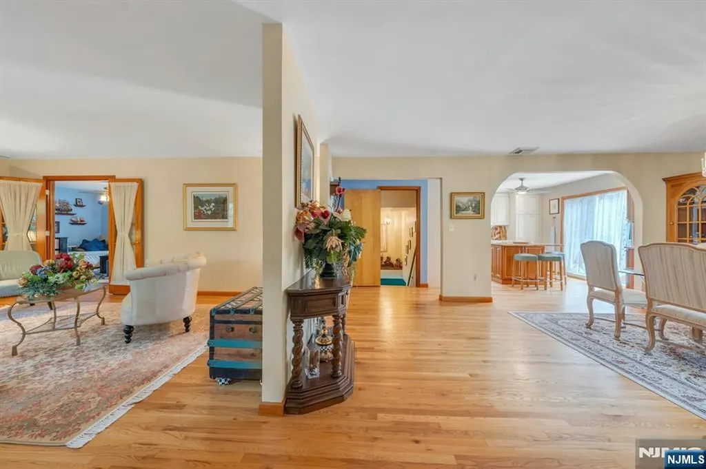 93 E Hillside Drive Bloomingdale NJ 07403